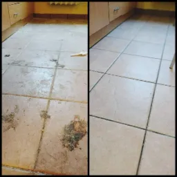 Porównanie stanu podłogi z płytek przed i po czyszczeniu, widoczne zabrudzenia i plamy usunięte z prawej strony kadru, jasne szafki kuchenne w tle.