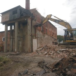 Wyburzenie budynków przemysłowych starej cegielni w m. Wołów.
