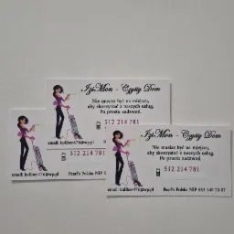 Trzy wizytówki firmy sprzątającej z ilustracją kobiety sprzątającej odkurzaczem, adresem email koliber476@wp.pl i numerem telefonu 512 214 781.