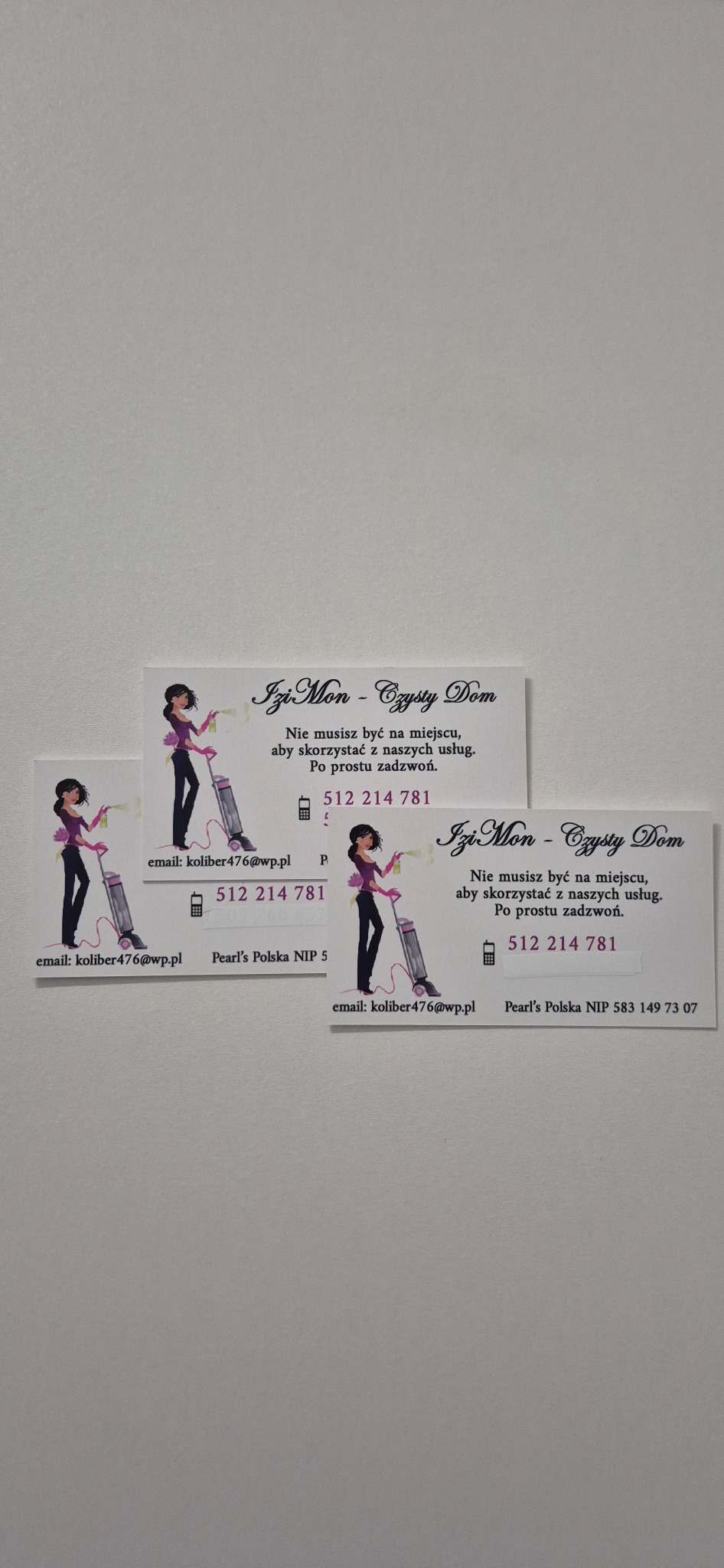 Trzy wizytówki firmy sprzątającej z ilustracją kobiety sprzątającej odkurzaczem, adresem email koliber476@wp.pl i numerem telefonu 512 214 781.