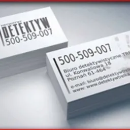 Stos wizyt&oacute;wek z odciskiem dłoni, nazwa firmy i numer telefonu. Wizyt&oacute;wka biura detektywistycznego z adresem i danymi kontaktowymi.