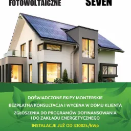 Wizualizacja domu jednorodzinnego z panelami słonecznymi na dachu, logo firmy fotowoltaicznej Seven w prawym górnym rogu, reklama oferty na zielonym tle.