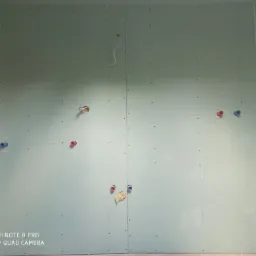 Ściana z płyt gipsowo-kartonowych z widocznymi instalacjami hydraulicznymi i elektrycznymi przed wykończeniem.