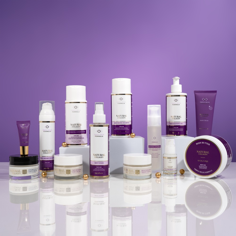 Zestaw kosmetyków Natural Collagen Formula na białym blacie z odbiciem, na fioletowym tle. Różne produkty: kremy, szampony, toniki, balsamy. Złote kulki dekoracyjne.