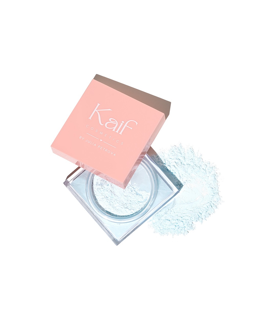 Puderniczka Kaif Cosmetics z sypkim, błękitnym pudrem obok. Różowe pudełko z logo, przezroczyste dno. Zdjęcie na białym tle, z góry, z lekkiego ukosu.