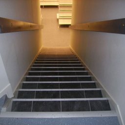 Renowacja schodów wewnątrz pomieszczenia