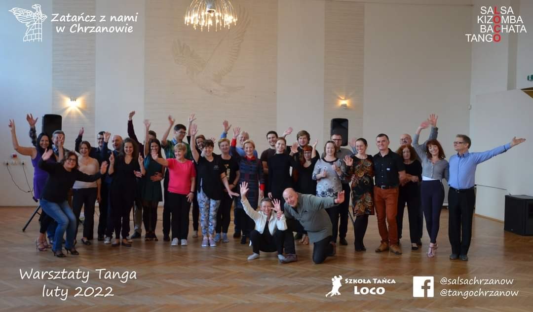 Grupowe zdjęcie uczestników warsztatów tanga w Chrzanowie, luty 2022, z podniesionymi rękami, z logo szkoły tańca Loco i informacjami kontaktowymi w rogu.