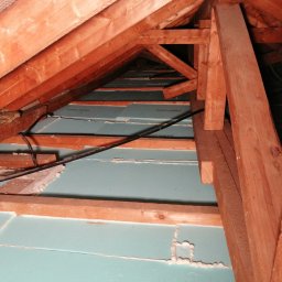 MARKTECH MAREK SZPRÓCH - Konstrukcja drewniana dachu z ociepleniem z płyt w kolorze błękitnym, uszczelnionym pianką montażową, widok z dołu.