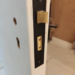 zakuwanie zamków wprawianie drzwi