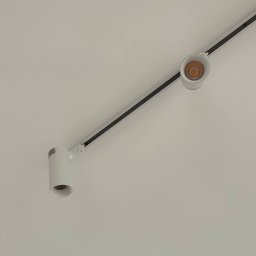 OPTIMA SKY - Białe reflektory szynowe zamontowane na suficie, oświetlenie punktowe w nowoczesnym stylu, widok z dołu, minimalistyczny design.