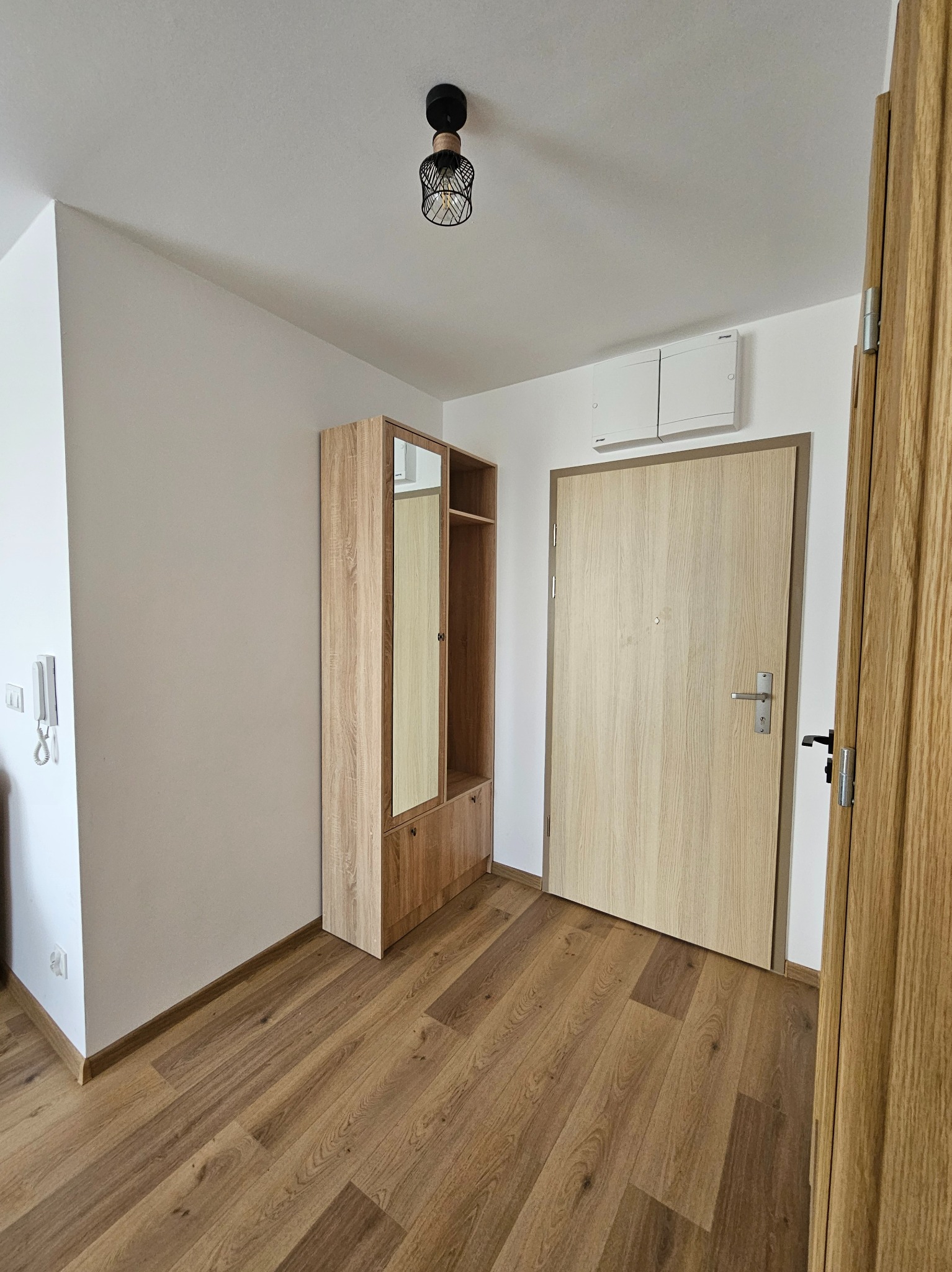 Kompleksowy remont pokoju, odświeżenie ścian, nowa podłoga, drzwi, montaż mebli