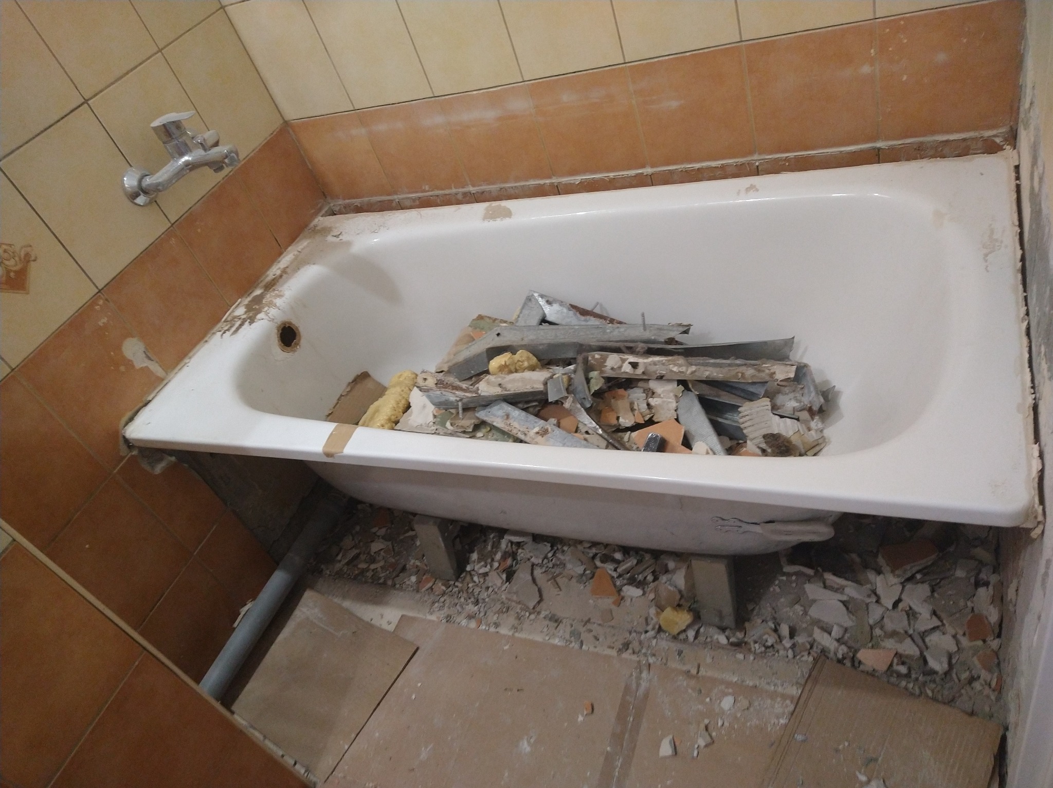 Wymiana wanny z małym liftingiem dla wynajmujących gdzieś w Wielkiej Płycie.