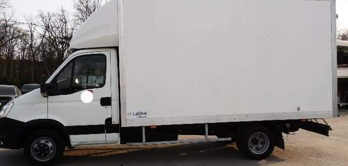 Biały samochód dostawczy z zabudową kontenerową marki Iveco, z logo 'Labbé Cruse' na boku, zaparkowany na zewnątrz.