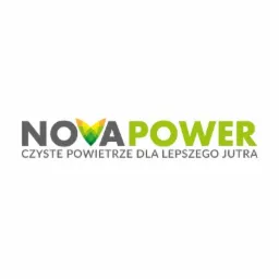Logo firmy NOVAPOWER z hasłem 'Czyste powietrze dla lepszego jutra'. Nazwa firmy zapisana w kolorach szarym i zielonym, z elementem graficznym w kształcie liścia w odcieniach żółci, zieleni...