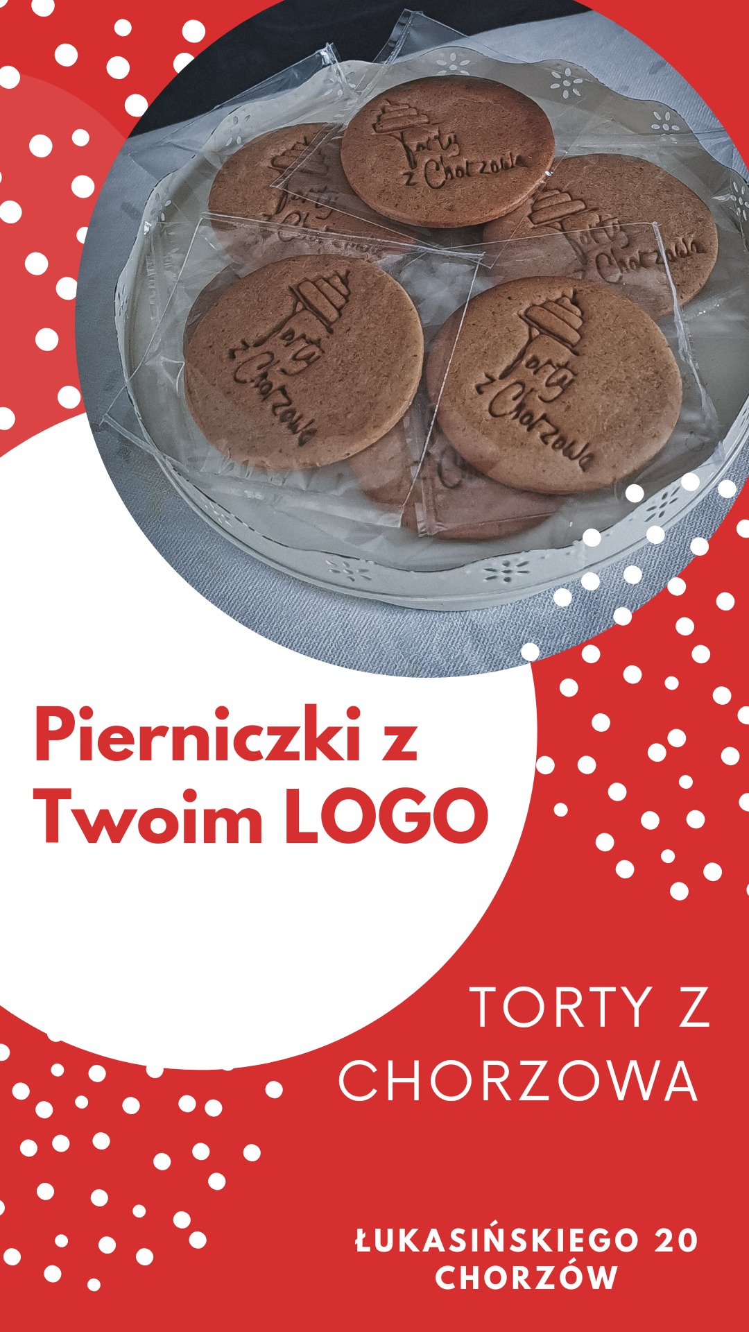 Pierniczki z logo firmy 'Torty z Chorzowa' w przezroczystych opakowaniach, ułożone w białym koszyku z ażurowym wzorem.