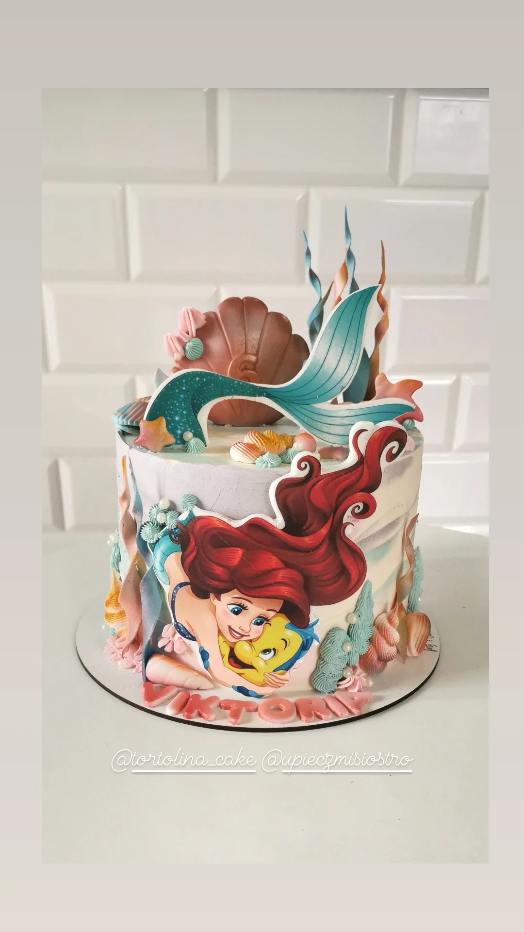 Tort urodzinowy z motywem Małej Syrenki, wykonany w Chorzowie, z dekoracjami z lukru i jadalnym nadrukiem postaci z bajki.