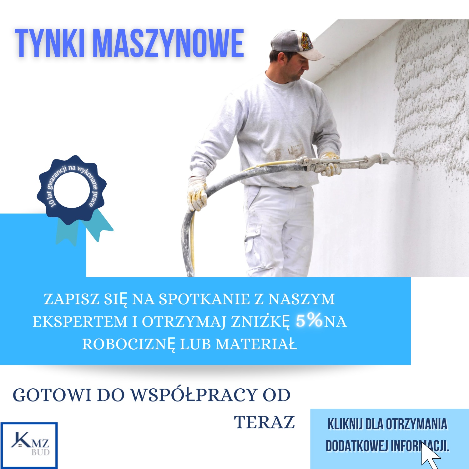 Pracownik w kombinezonie aplikuje tynk maszynowy na ścianę za pomocą specjalistycznego urządzenia, widoczne świeżo nałożone nierówności tynku, w tle napis 'Tynki Maszynowe' i informacja...
