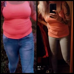 Krzysztof Jarnicki - Trener personalny - Kobieta prezentuje metamorfozę sylwetki: zdjęcie 'przed' na zewnątrz w dżinsach i 'po' w lustrze, w jasnych spodniach i z tatuażem na ramieniu.