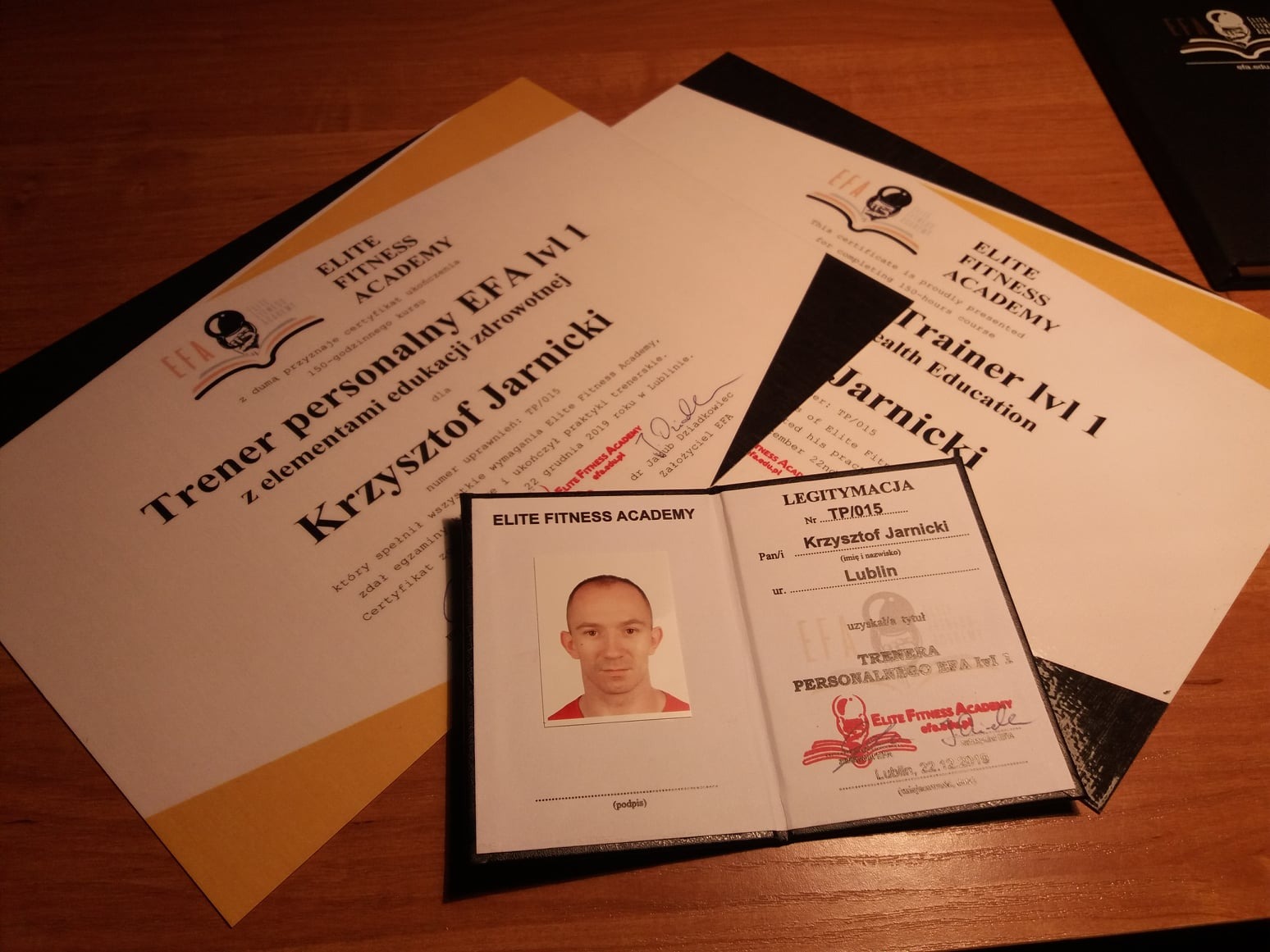 Certyfikaty i legitymacja trenera personalnego Krzysztofa Jarnickiego z Elite Fitness Academy, numer uprawnień TP/015, wydane w Lublinie.