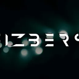 Białe logo 'FIZBERS' na ciemnym tle z rozmytymi światłami bokeh.