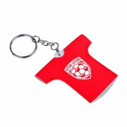 Czerwony brelok w kształcie koszulki z nadrukowanym logo klubu Futsal Leszno, zawieszony na metalowym kółku i łańcuszku.