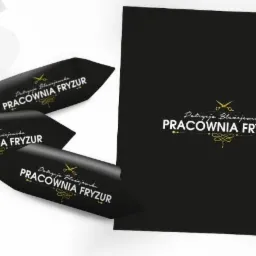 Wizytówki i karta firmowa w kolorze czarnym z logo 'Pracownia Fryzur Patrycja Blazejewska' w kolorze złotym i białym, ułożone na białym tle.