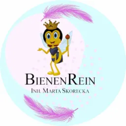Ilustracja przedstawia animowaną pszczołę w koronie, trzymającą berło, umieszczoną w okręgu z piórami i napisem 'BienenRein Inh. Marta Skorecka'.