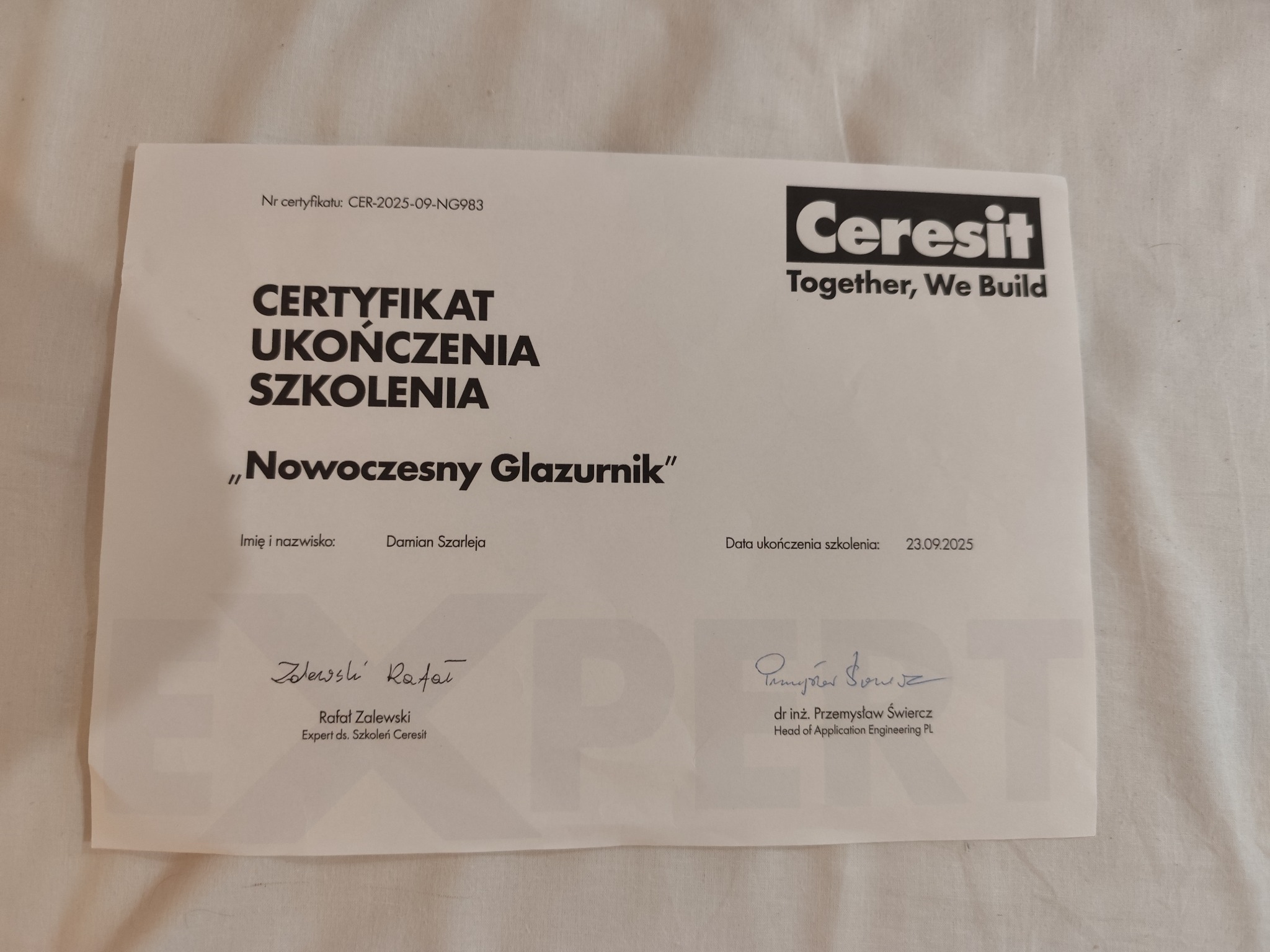 Certyfikat ukończenia szkolenia 'Nowoczesny Glazurnik' marki Ceresit, wystawiony na Damiana Szarleję, z datą ukończenia szkolenia 23.09.2025.