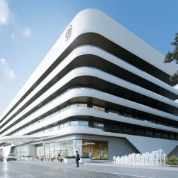 CustomMike - Wizualizacja nowoczesnego, wielopiętrowego budynku hotelowego z zaokrąglonymi balkonami, widok z zewnątrz na wejście, fontannę i otaczającą zieleń.