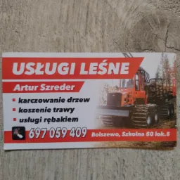 Wizytówka firmy Artur Szreder świadczącej usługi leśne, z numerem telefonu i adresem, prezentująca ilustrację maszyny do wycinki drzew.