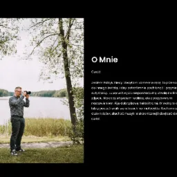 Fotograf Patryk w okularach, z aparatem fotograficznym na tle jeziora i drzew, pozujący do zdjęcia prezentującego jego osobę.