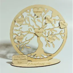 Drewniana ozdoba w kształcie drzewa z wyciętymi sercami, na których widnieją napisy: Cierpliwość, Miłość, Pomoc, Opieka, Uśmiech, Czas, Serce. Na podstawie wygrawerowany napis: Dziękuję za...