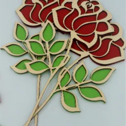 Dekoracyjne, warstwowe r&oacute;że z drewna i filcu w kolorach czerwonym i zielonym, na białym tle.