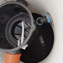 Filtr siatkowy wraz z pompą zanurzeniową zamontowany w zbiorniku na deszczówkę. 