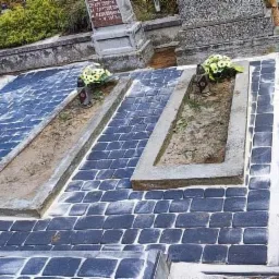 Układanie kostki na cmentarzu