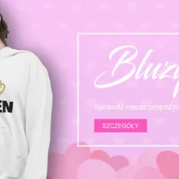 Para zakochanych prezentuje pasujące bluzy: on w czarnej z napisem KING, ona w białej z napisem QUEEN, obie z motywem korony na tle różowego baneru z sercami.