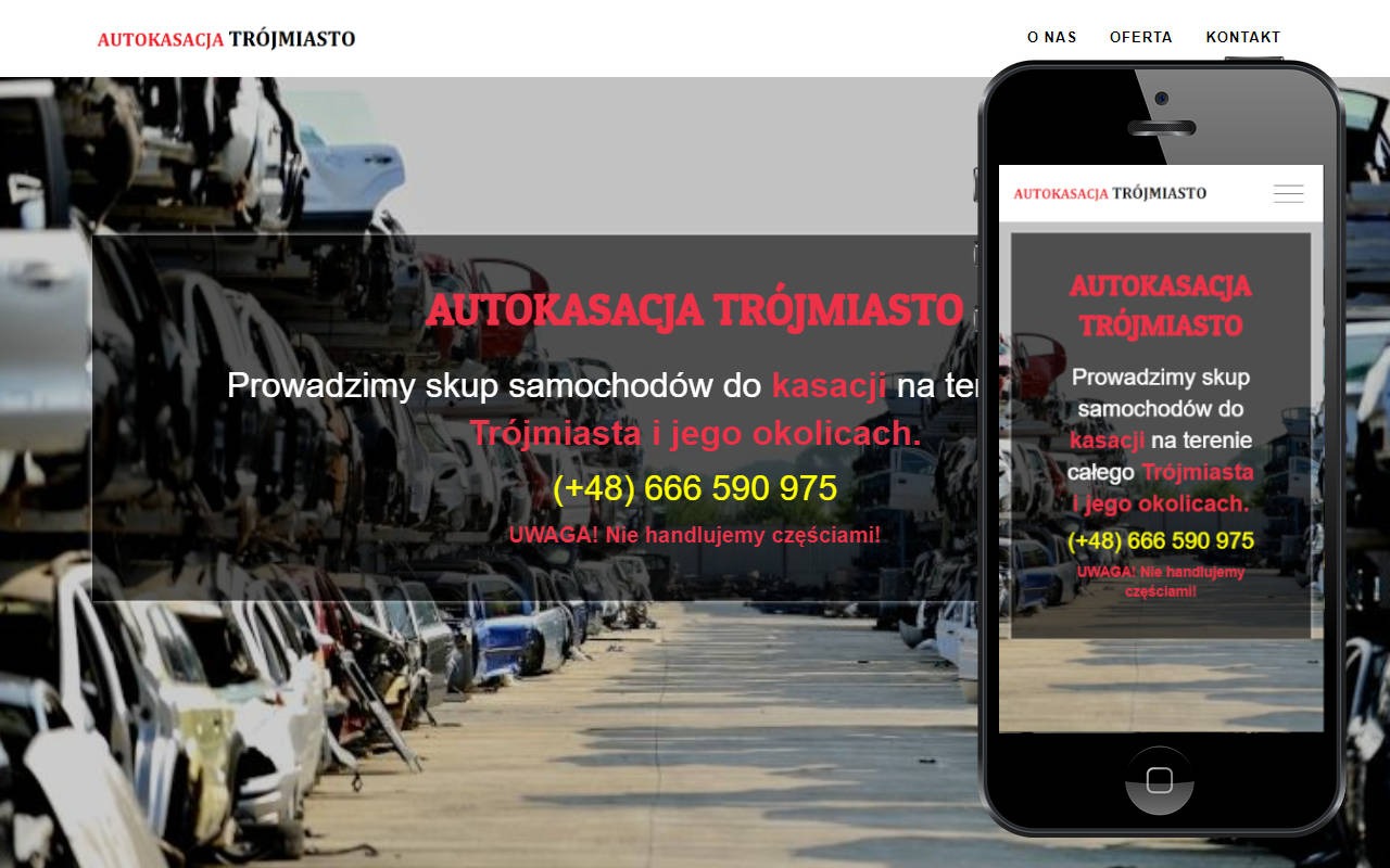 Prezentacja strony internetowej firmy Autokasacja Trójmiasto na smartfonie, na tle złomowanych samochodów.