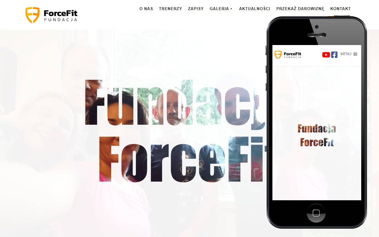 Wyświetlona strona internetowa Fundacji ForceFit na ekranie smartfona, obok widoczny fragment strony na większym ekranie z wkomponowanymi w treść zdjęcia sylwetek.