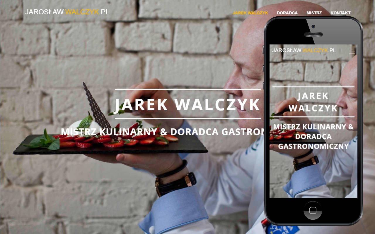 Mężczyzna w stroju kucharza prezentuje deser truskawkowy na czarnym talerzu, obok widoczny smartfon z wyświetloną stroną internetową prezentującą jego osobę.