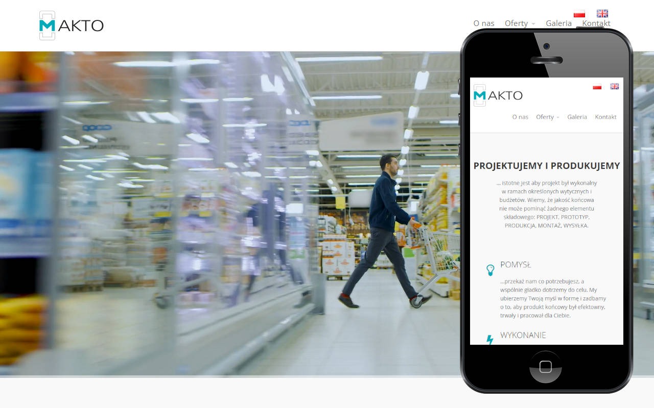 Prezentacja strony internetowej MAKTIO na smartfonie, na tle rozmytego wnętrza sklepu spożywczego z klientem z wózkiem, widoczne polska i angielska wersja językowa strony.