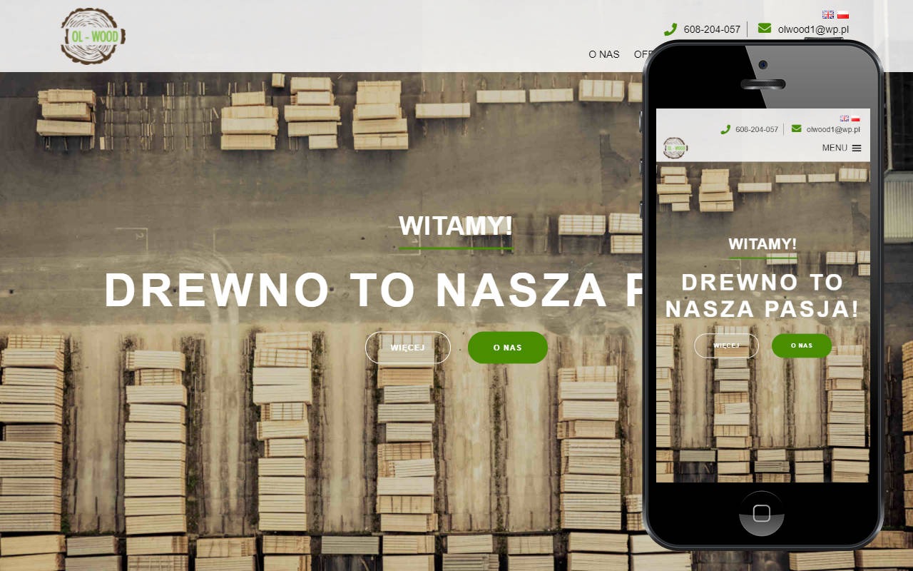 Widok z góry na ekran smartfona prezentującego stronę internetową firmy OL-WOOD, specjalizującej się w drewnie, z tekstami 'WITAMY!' i 'DREWNO TO NASZA PASJA!', na tle stosów drewna.