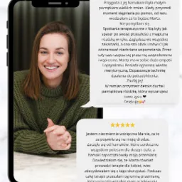 Zrzut ekranu z telefonu prezentujący pozytywne opinie klientów o hipnoterapeutce Marcie, z uśmiechniętą twarzą Marty w okienku telefonu, nad tekstem nagłówek 'Opinie klientów' oraz imiona...