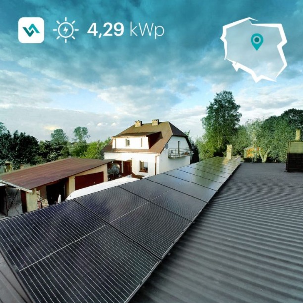 Panel słoneczny na dachu domu jednorodzinnego, widok z góry, z szacowaną produkcją energii 4,29 kWp i lokalizacją w Polsce zaznaczoną na mapie.