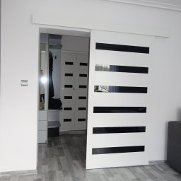 A&J DOORS - Drzwi przesuwne , w oddali dopasowane drzwi składane
