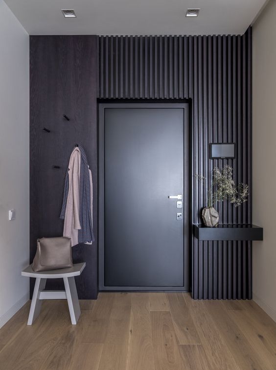 Drzwi wejściowe i ścianka lamelowa.