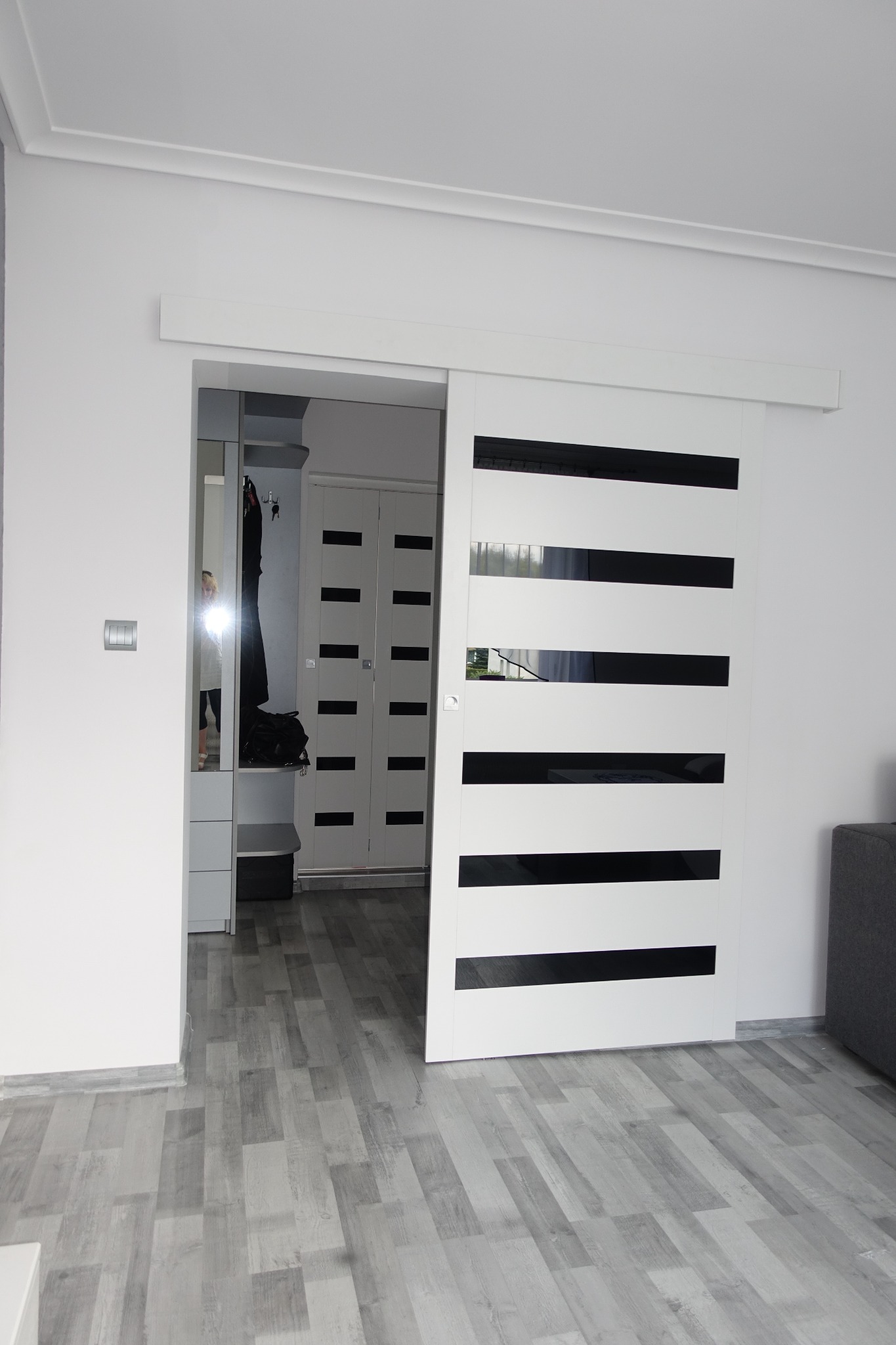 Drzwi przesuwne , w oddali dopasowane drzwi składane