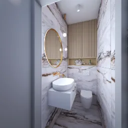 Nowoczesna łazienka z marmurowymi ścianami, owalnym lustrem w złotej ramie, białą umywalką nablatową z szafką i złotą armaturą oraz toaletą, oświetlona wiszącą lampą z białymi kulami i punktowym...