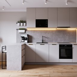 Dizaro Studio Projektowania Wnętrz - Nowoczesna kuchnia z biurkiem: jasne szafki, czarny sprzęt AGD, drewniana podłoga, minimalistyczne dekoracje i stanowisko pracy z laptopem.