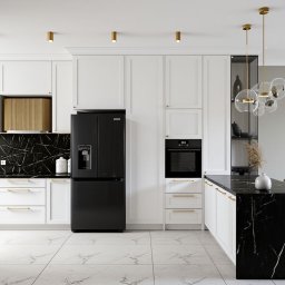 Dizaro Studio Projektowania Wnętrz - Elegancka kuchnia w bieli i czerni z marmurowym blatem i złotymi akcentami. Nowoczesne oświetlenie i sprzęt AGD tworzą luksusową przestrzeń.