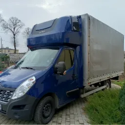 Niebieski bus Renault Master z plandeką na parkingu z kostki, widoczne tablice rejestracyjne CCH 18Y8, nadbudowa kabiny Lamico.